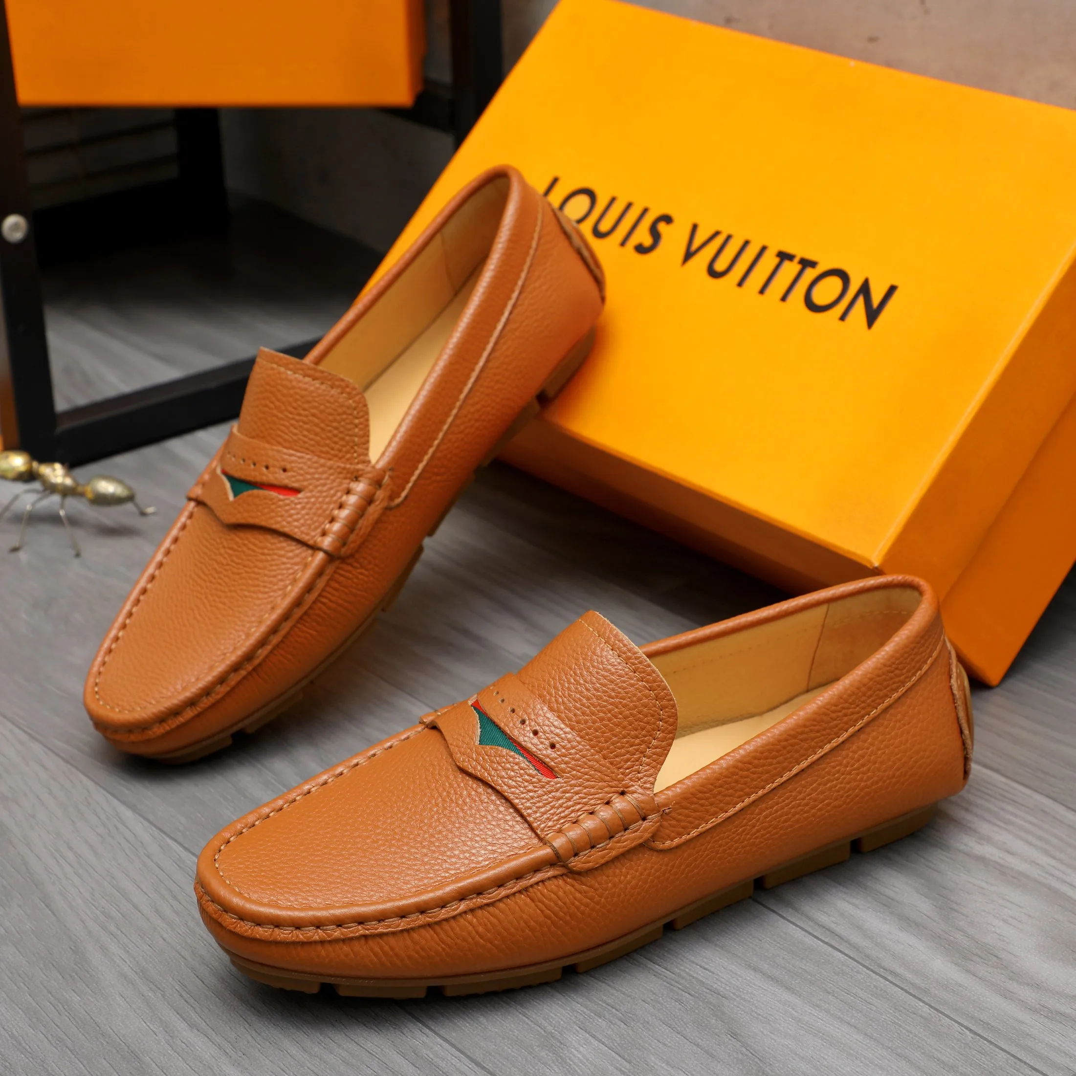 Men's shoes 💰360 Product trademark: LV "Louis Vuitton" casual slip-on men's shoes Regular size: 38-45 Product material: Selected pebbled cowhide upper, pigskin lining, rubber outsole